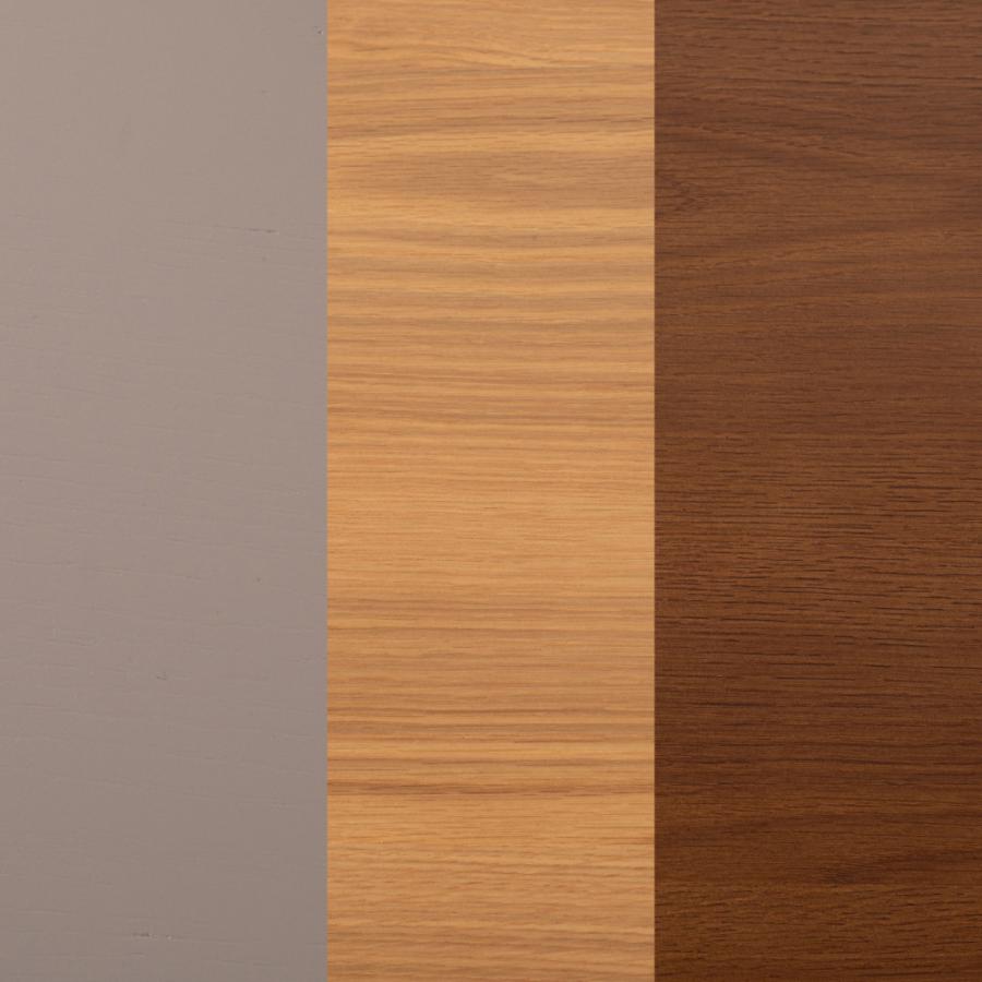 薄い天板とアイアンレッグを組み合わせてスタイリッシュな印象を与えるデスク