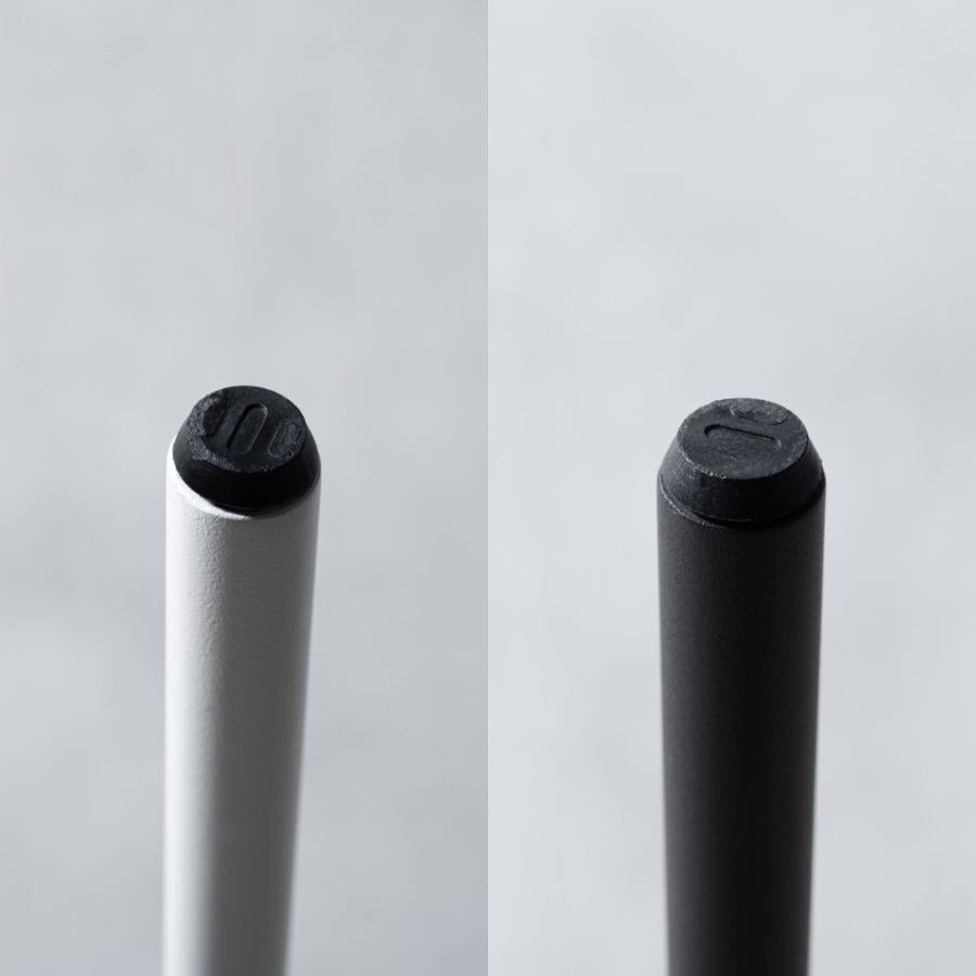 薄い天板とアイアンレッグを組み合わせてスタイリッシュな印象を与えるデスク