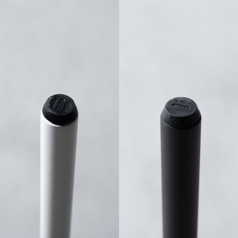 薄い天板とアイアンレッグを組み合わせてスタイリッシュな印象を与えるデスク