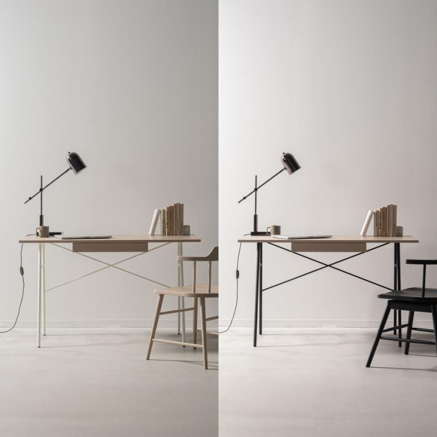 薄い天板とアイアンレッグを組み合わせてスタイリッシュな印象を与えるデスク