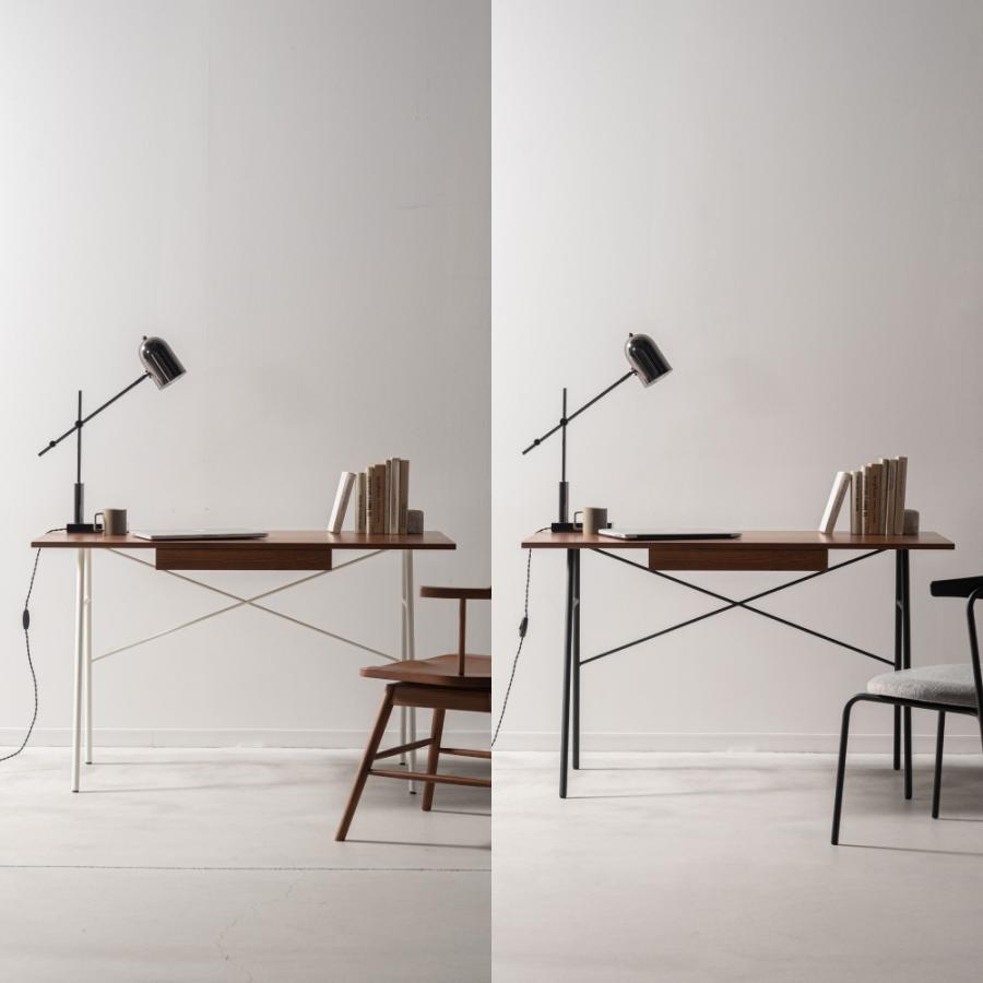 薄い天板とアイアンレッグを組み合わせてスタイリッシュな印象を与えるデスク