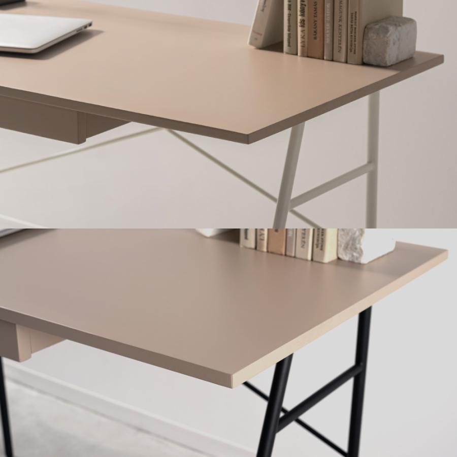 薄い天板とアイアンレッグを組み合わせてスタイリッシュな印象を与えるデスク