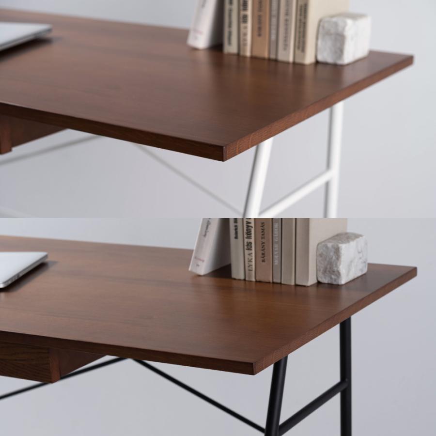 薄い天板とアイアンレッグを組み合わせてスタイリッシュな印象を与えるデスク