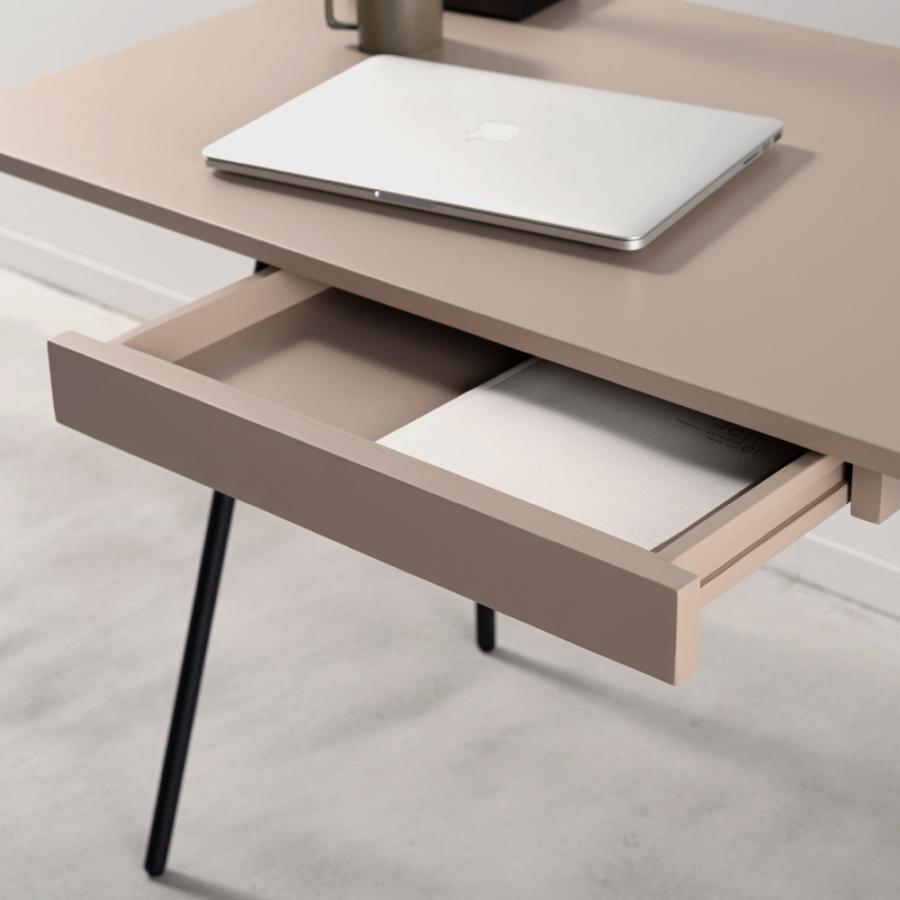 薄い天板とアイアンレッグを組み合わせてスタイリッシュな印象を与えるデスク