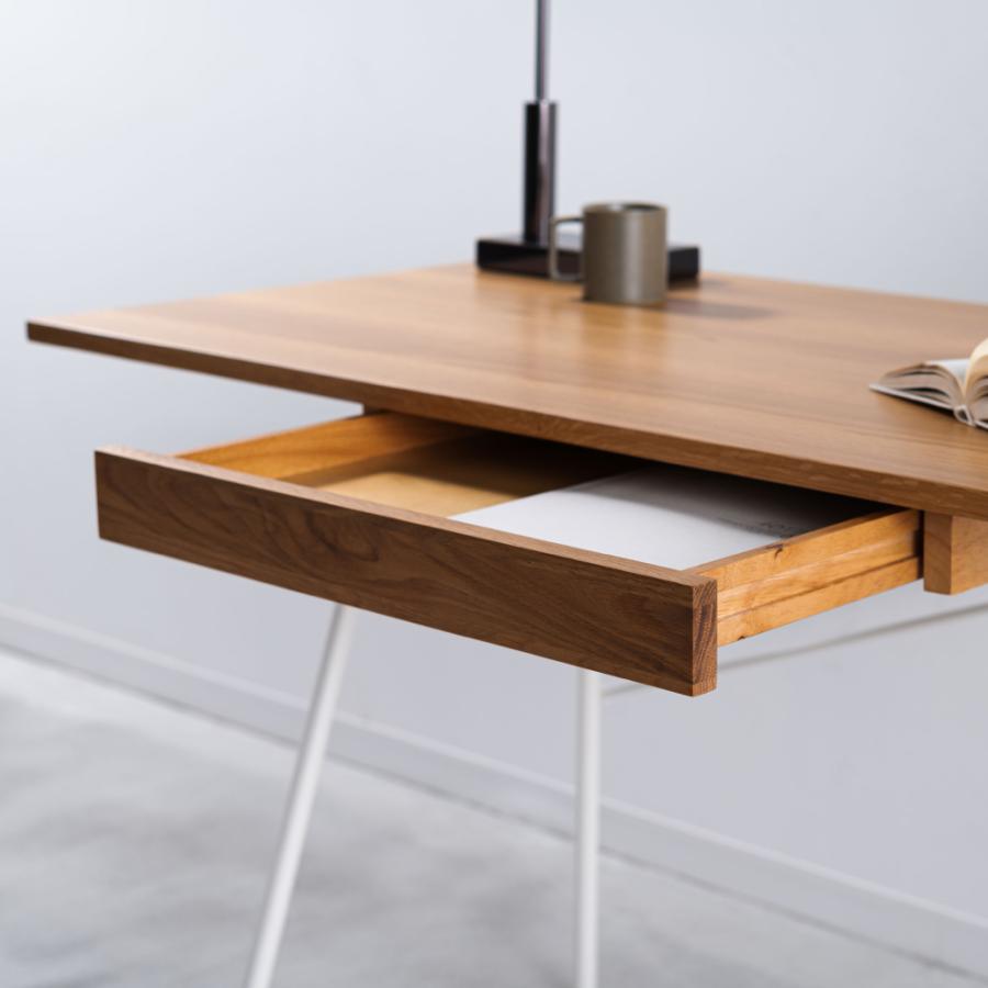 薄い天板とアイアンレッグを組み合わせてスタイリッシュな印象を与えるデスク