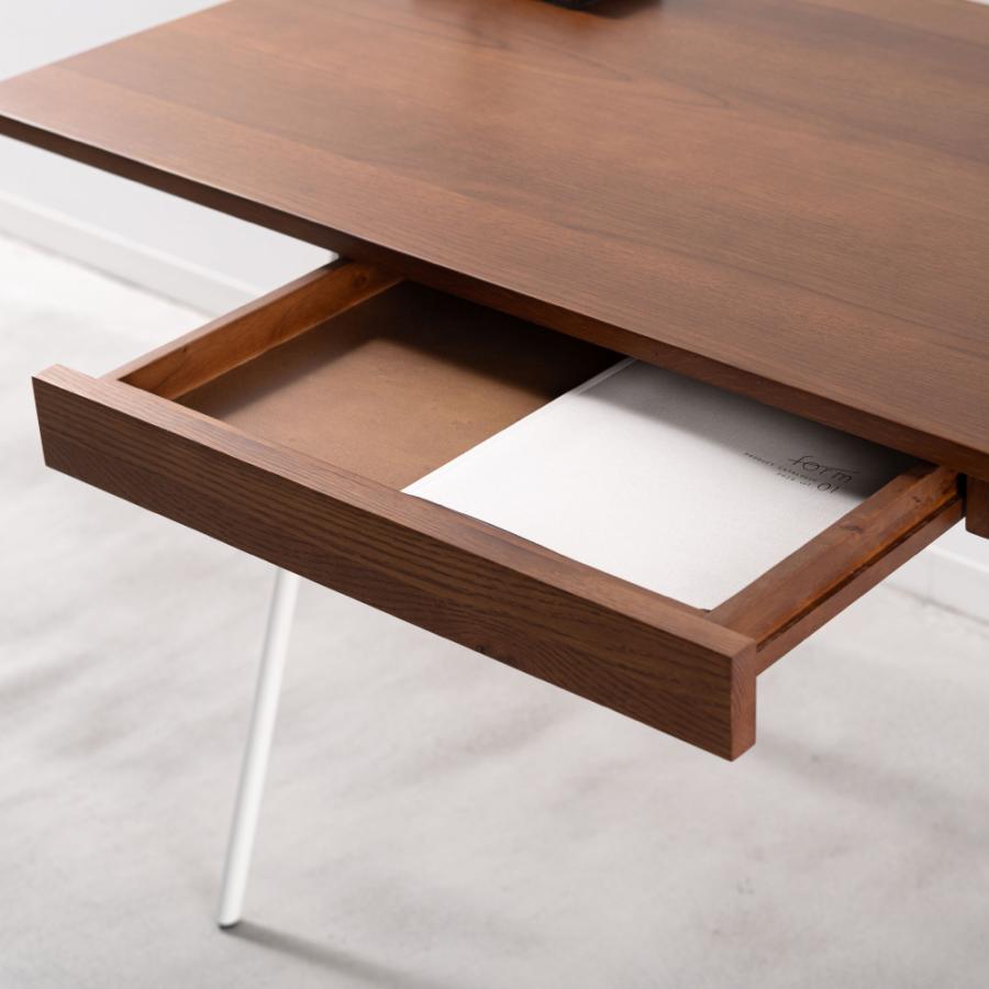 薄い天板とアイアンレッグを組み合わせてスタイリッシュな印象を与えるデスク