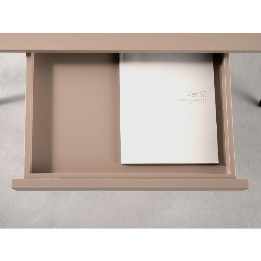 薄い天板とアイアンレッグを組み合わせてスタイリッシュな印象を与えるデスク