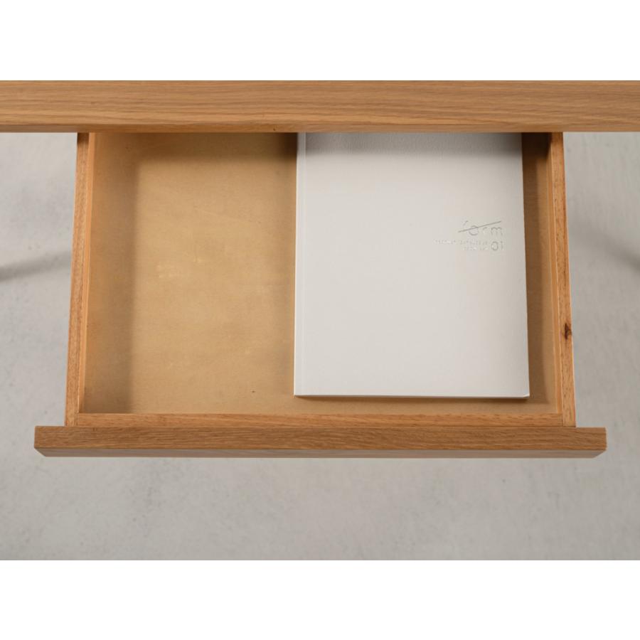 薄い天板とアイアンレッグを組み合わせてスタイリッシュな印象を与えるデスク