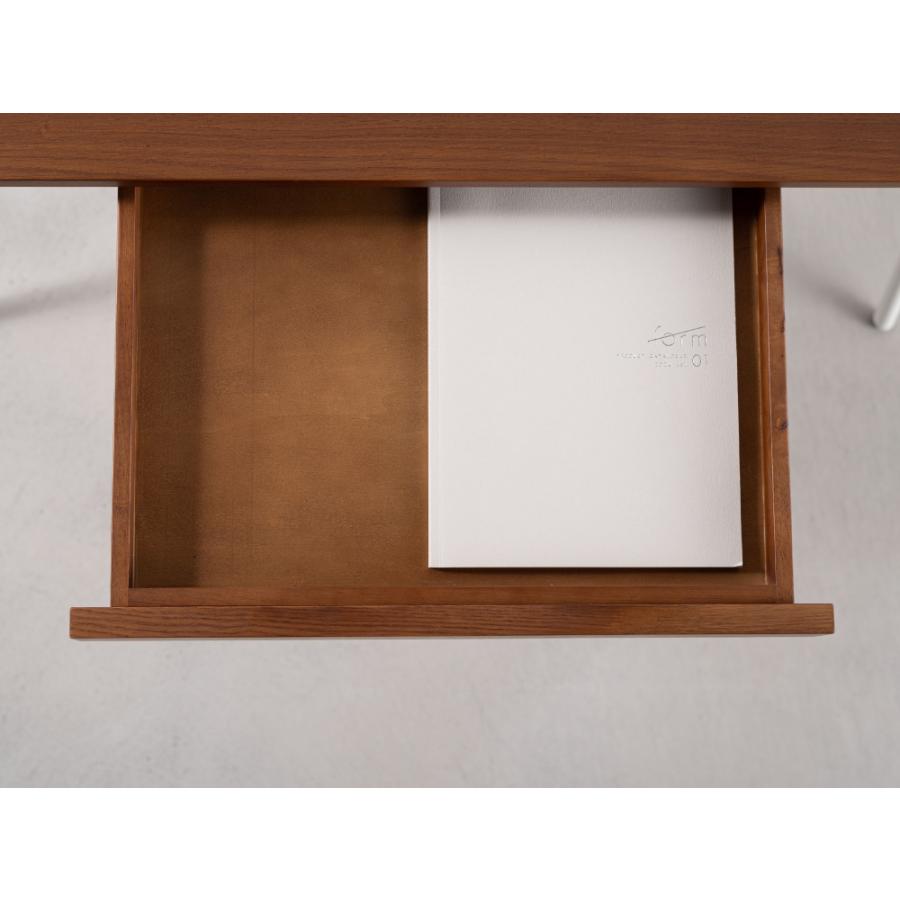 薄い天板とアイアンレッグを組み合わせてスタイリッシュな印象を与えるデスク