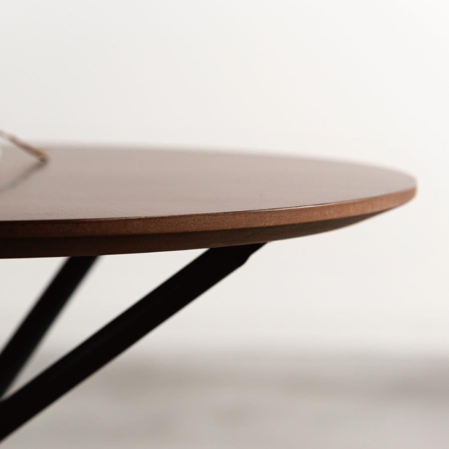 細身のアイアンレッグが中央から広がるスタイリッシュなデザインのサイドテーブル