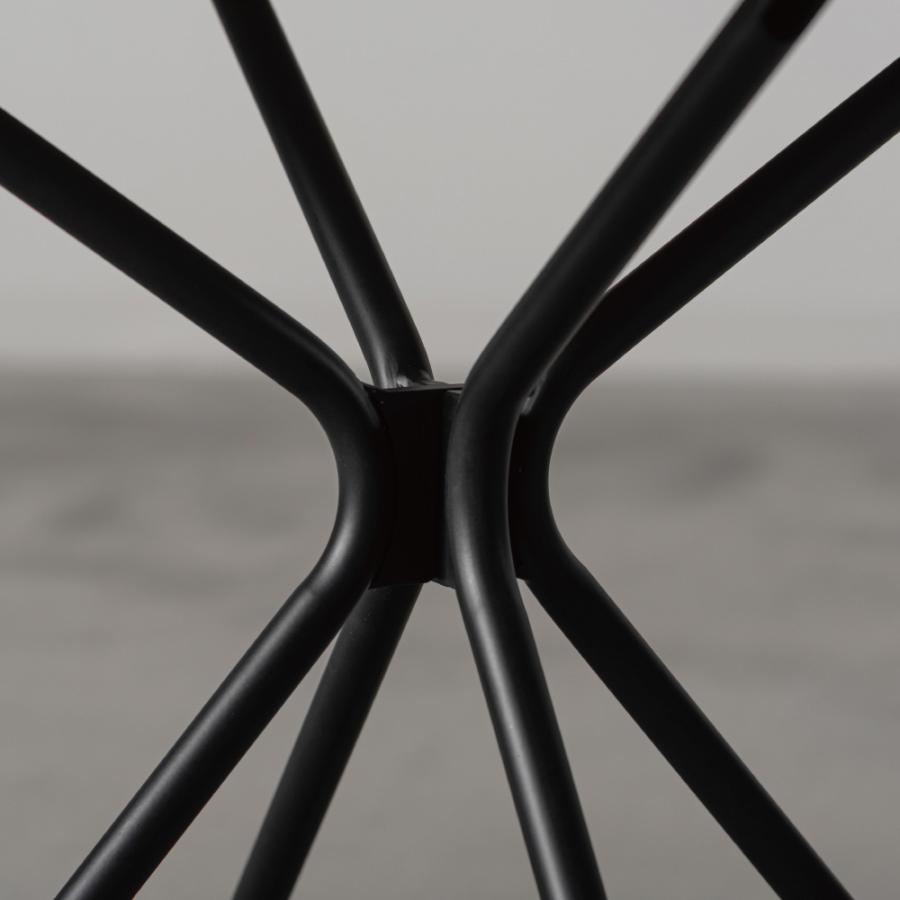 細身のアイアンレッグが中央から広がるスタイリッシュなデザインのサイドテーブル