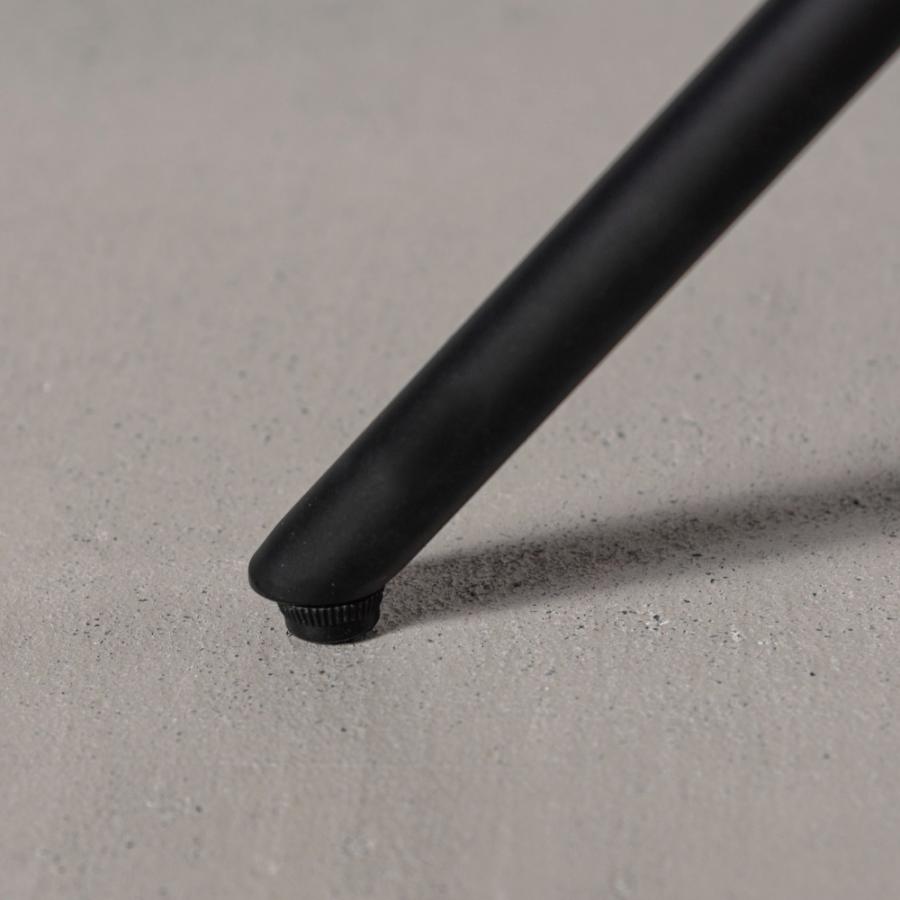 細身のアイアンレッグが中央から広がるスタイリッシュなデザインのサイドテーブル