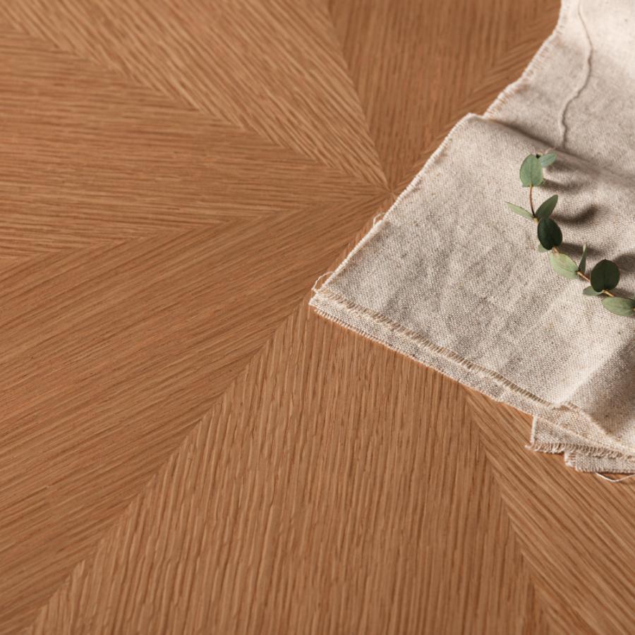 細身のアイアンレッグが中央から広がるスタイリッシュなデザインのサイドテーブル