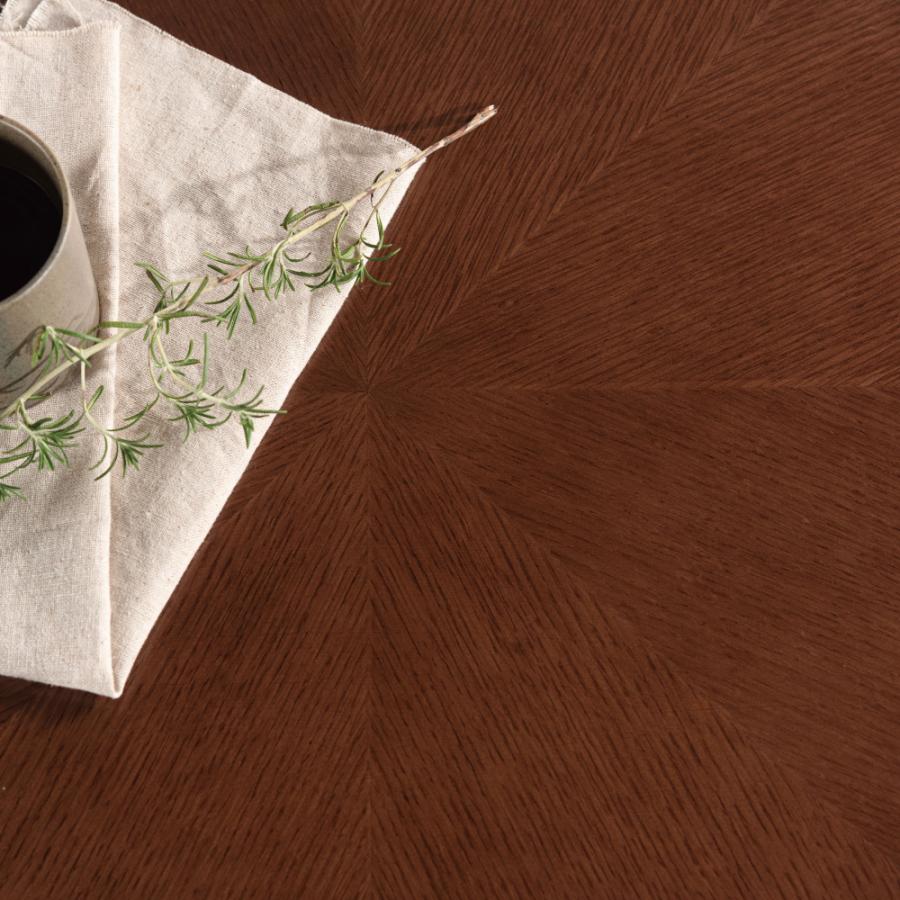 細身のアイアンレッグが中央から広がるスタイリッシュなデザインのサイドテーブル