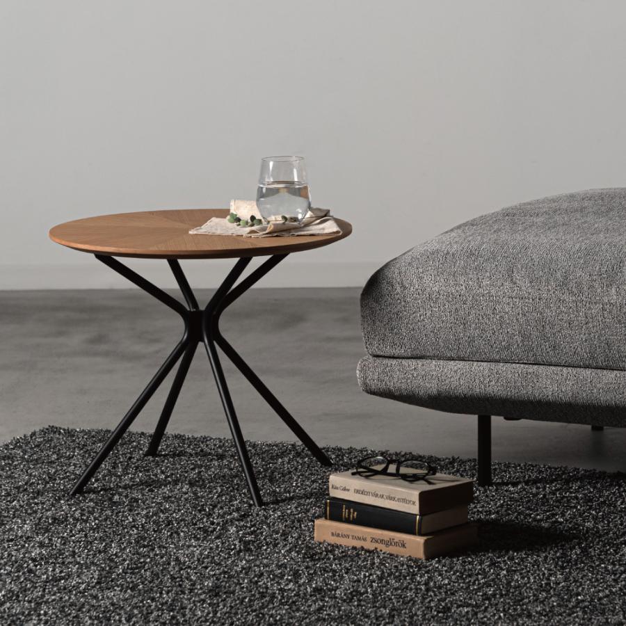 細身のアイアンレッグが中央から広がるスタイリッシュなデザインのサイドテーブル