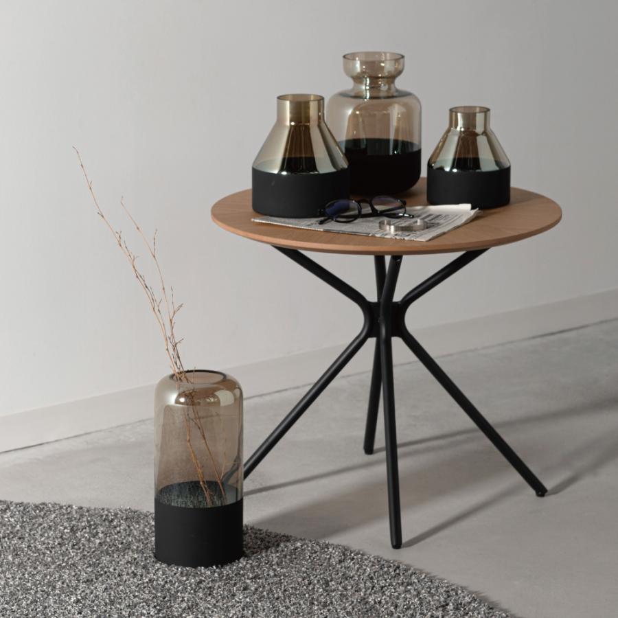 細身のアイアンレッグが中央から広がるスタイリッシュなデザインのサイドテーブル