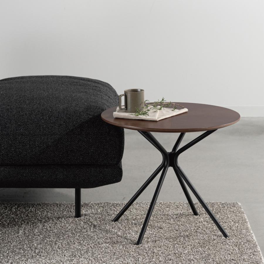 細身のアイアンレッグが中央から広がるスタイリッシュなデザインのサイドテーブル