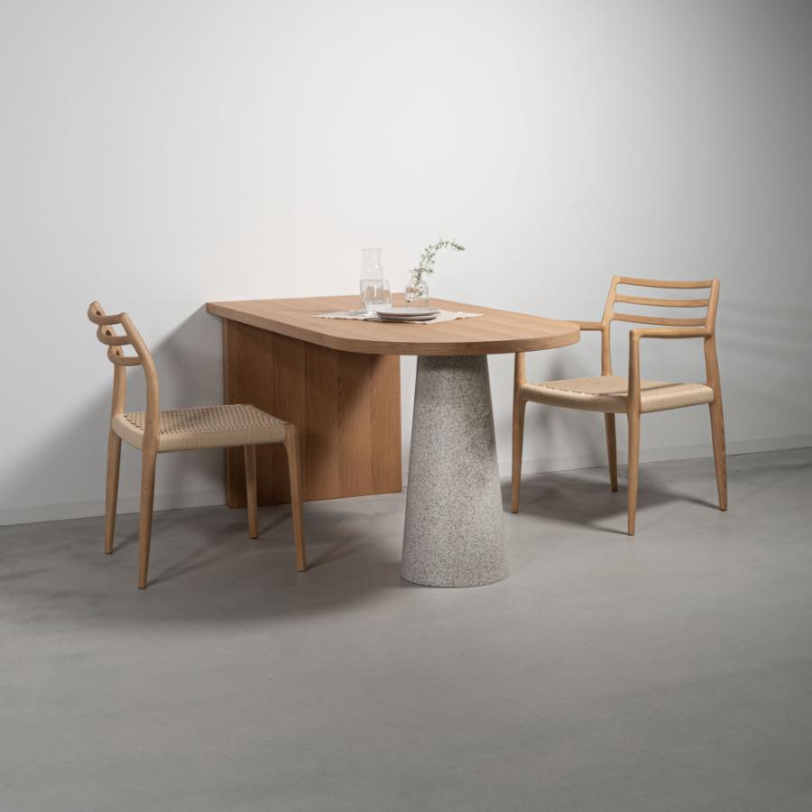 【開梱設置配送】ラウンド状の天板と円錐状の脚が独創的な雰囲気を演出するダイニングテーブル