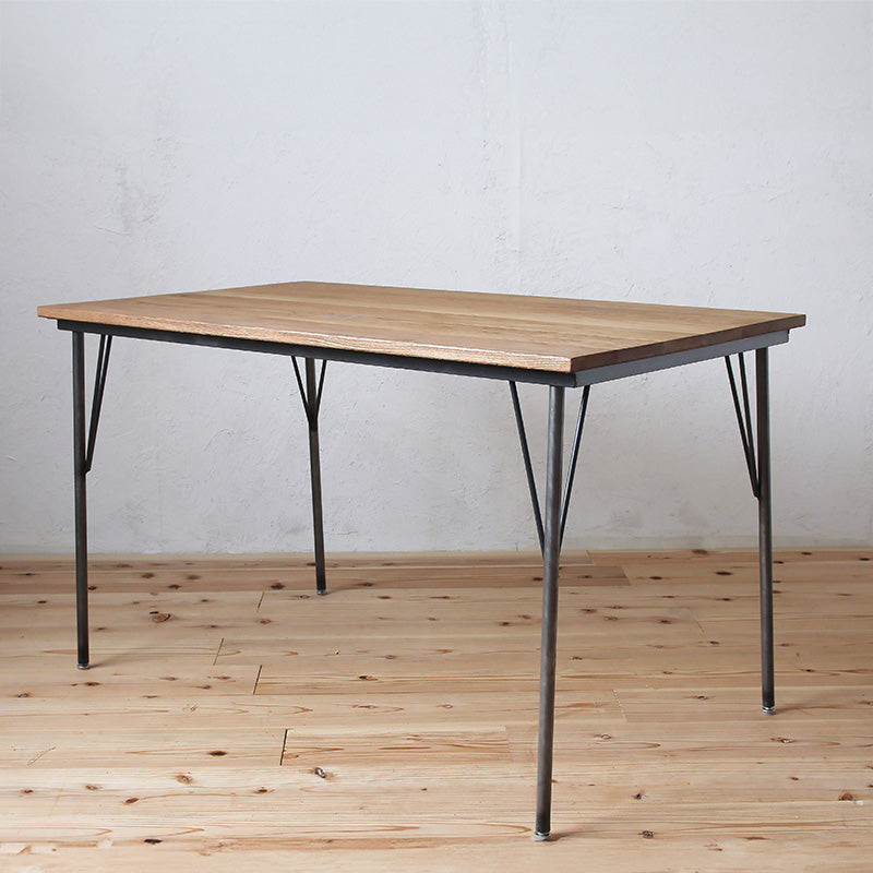重厚感のあるオーク材と鉄脚を組み合わせたダイニングテーブル 幅120cm