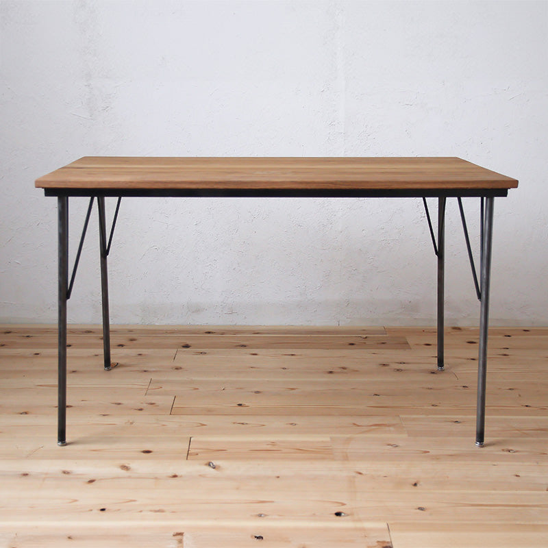 重厚感のあるオーク材と鉄脚を組み合わせたダイニングテーブル 幅120cm