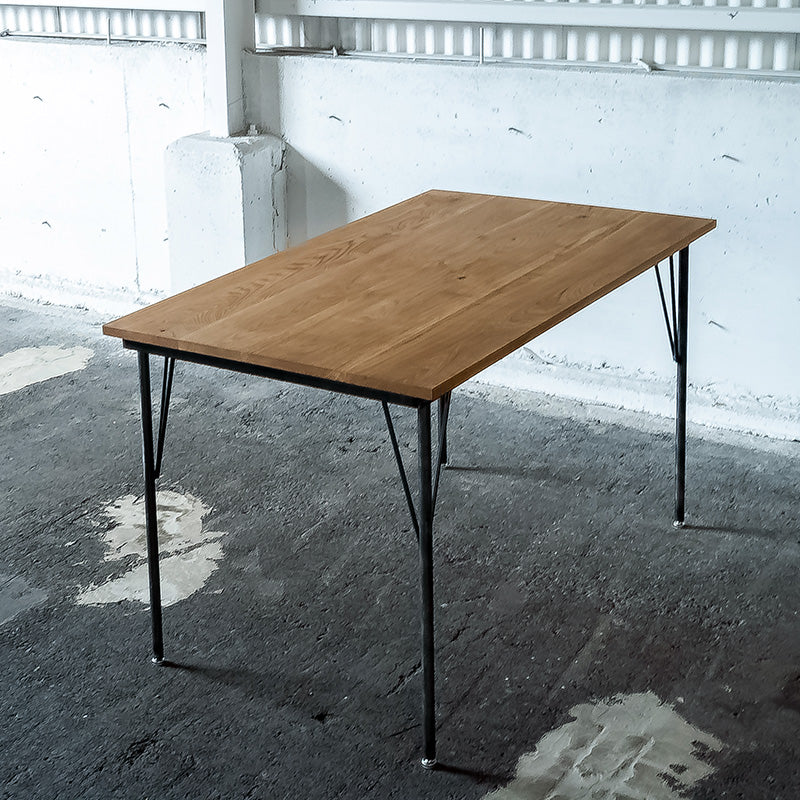 重厚感のあるオーク材と鉄脚を組み合わせたダイニングテーブル 幅120cm