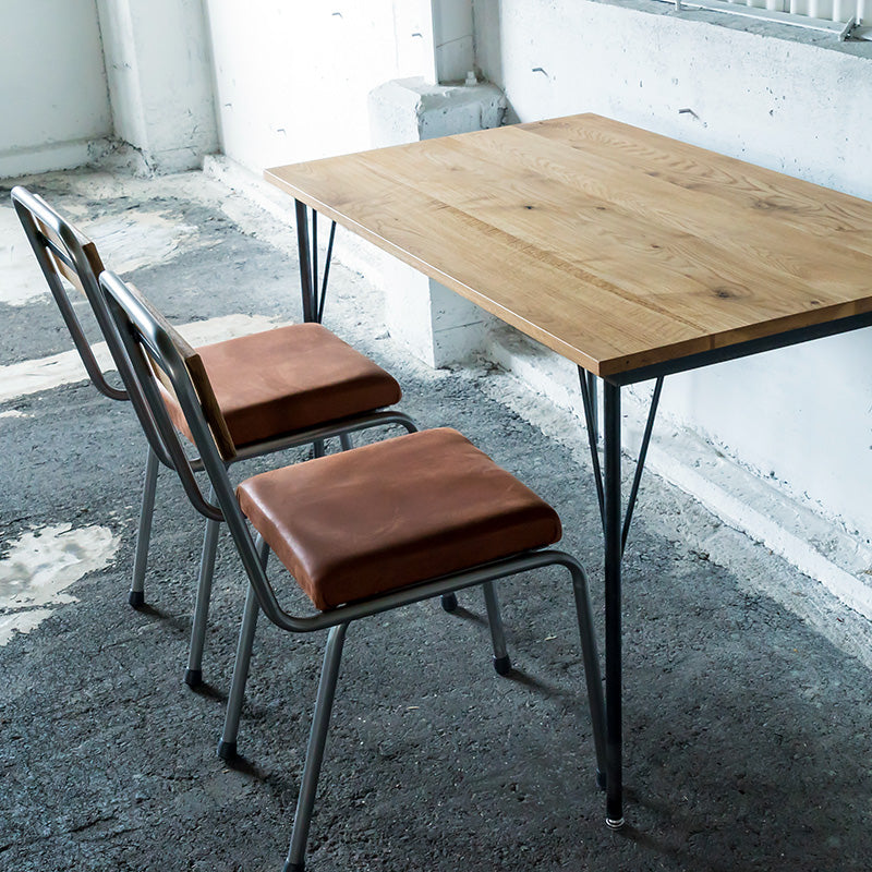 重厚感のあるオーク材と鉄脚を組み合わせたダイニングテーブル 幅120cm