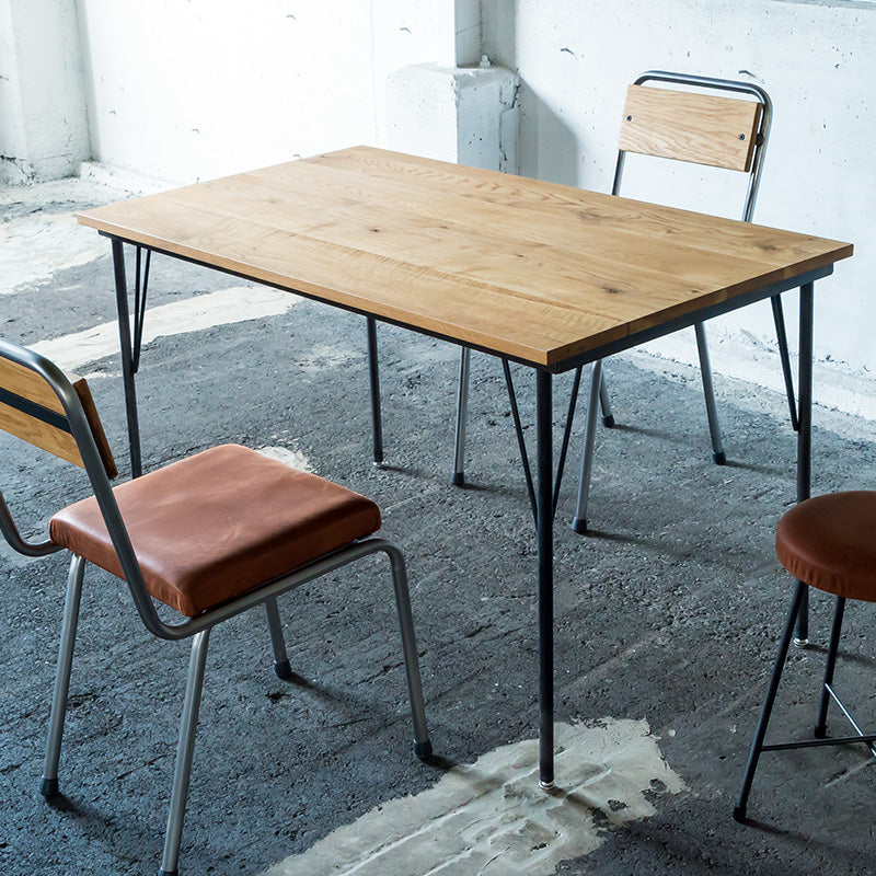 重厚感のあるオーク材と鉄脚を組み合わせたダイニングテーブル 幅120cm