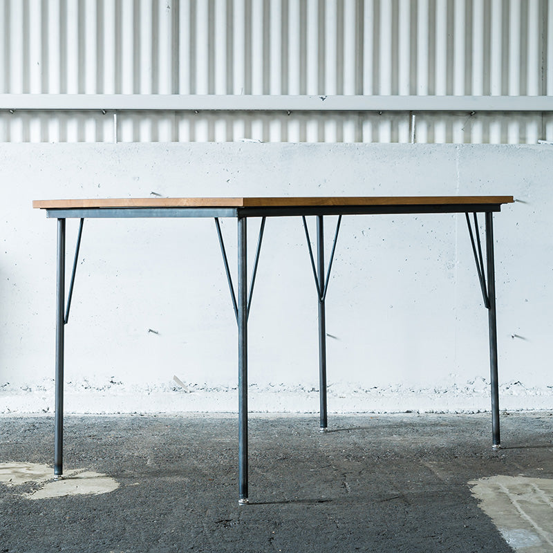 重厚感のあるオーク材と鉄脚を組み合わせたダイニングテーブル 幅120cm