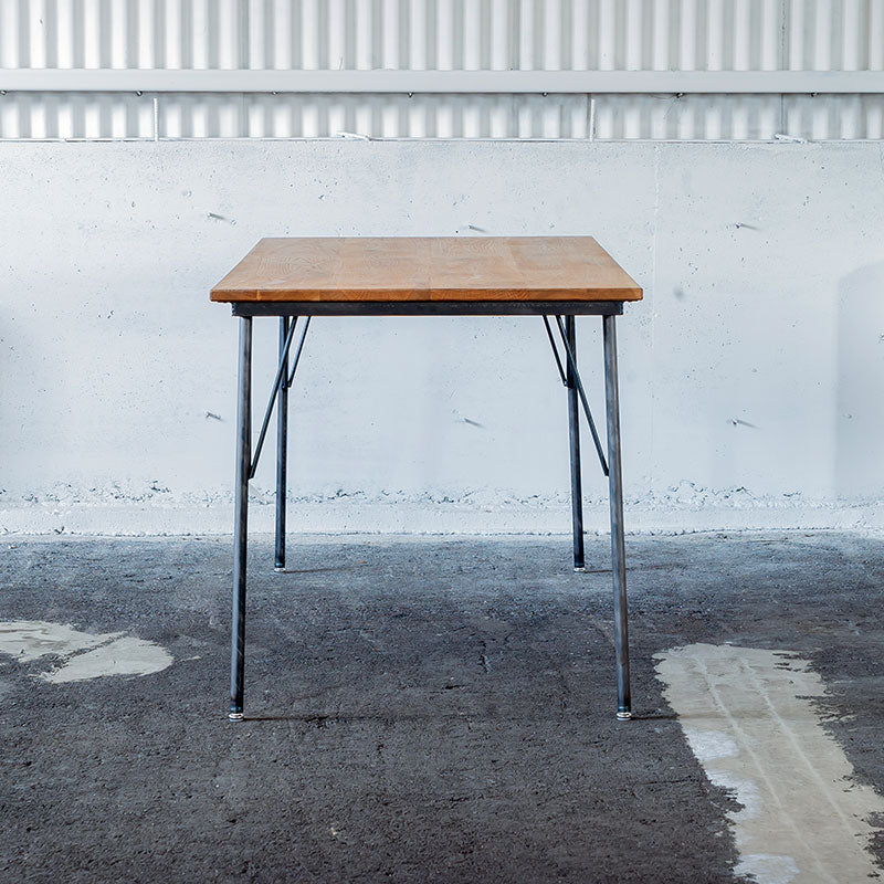 天板にオーク材を使用した4本脚のカフェ・ダイニングテーブル 1〜2人用