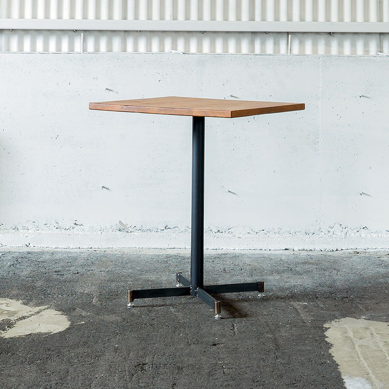 天板に重厚感のあるオーク材を使用したカフェテーブル 1〜2人用