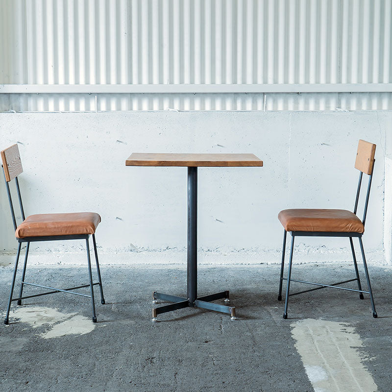 天板に重厚感のあるオーク材を使用したカフェテーブル 1〜2人用