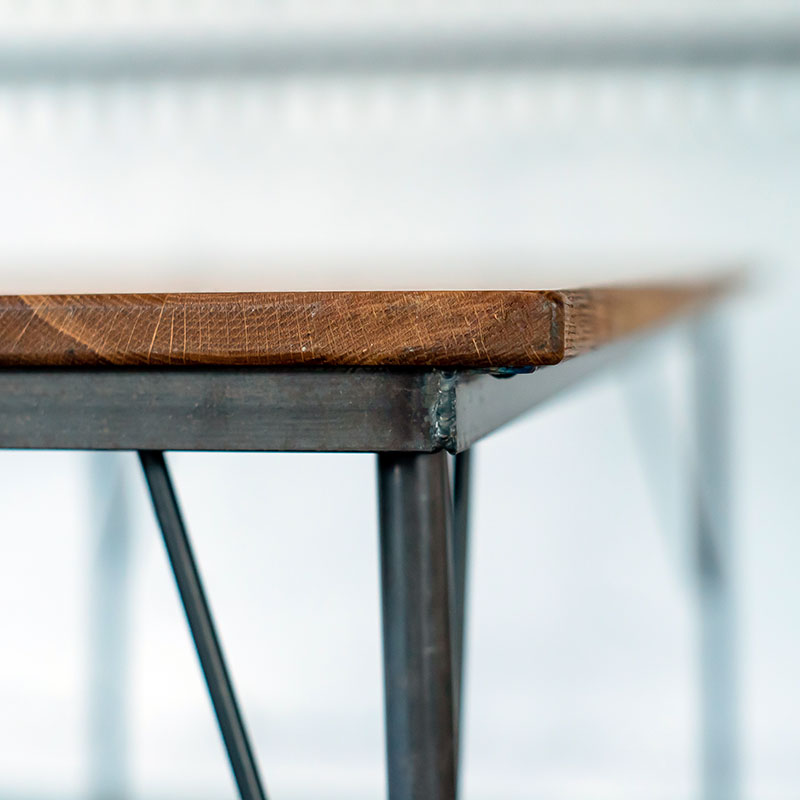 天板にオーク材を使用した4本脚のカフェ・ダイニングテーブル 1〜2人用