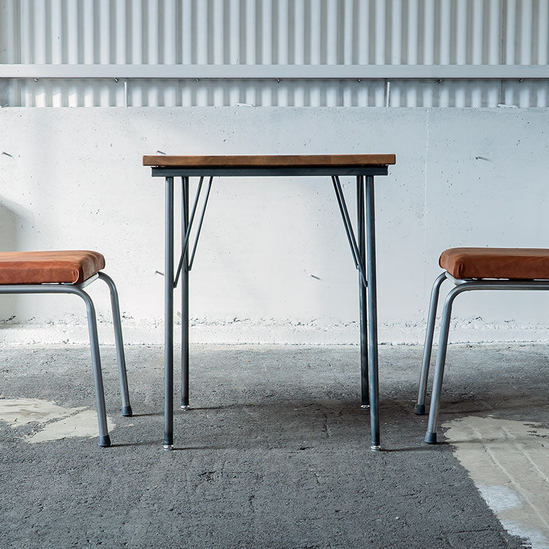 天板にオーク材を使用した4本脚のカフェ・ダイニングテーブル 1〜2人用