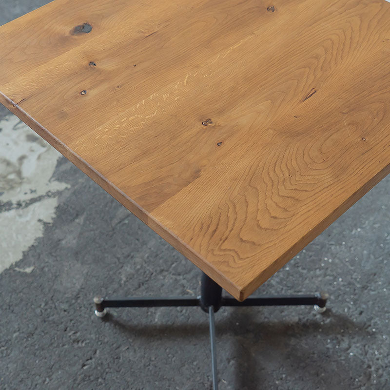 天板に重厚感のあるオーク材を使用したカフェテーブル 1〜2人用