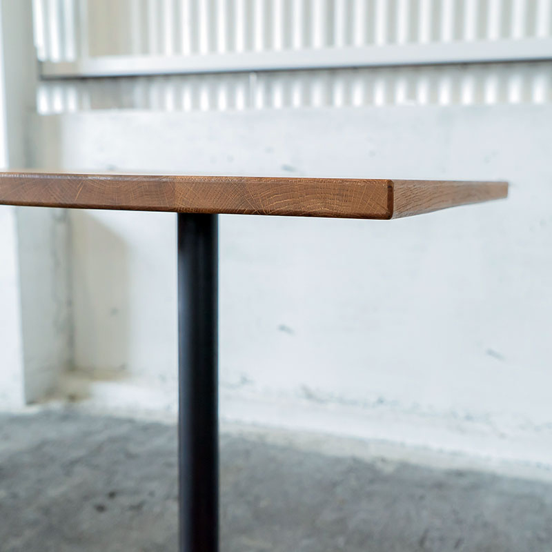 天板に重厚感のあるオーク材を使用したカフェテーブル 1〜2人用