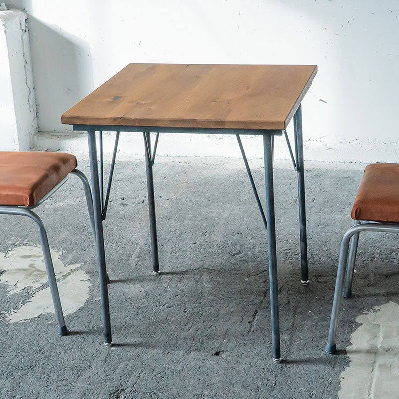 天板にオーク材を使用した4本脚のカフェ・ダイニングテーブル 1〜2人用