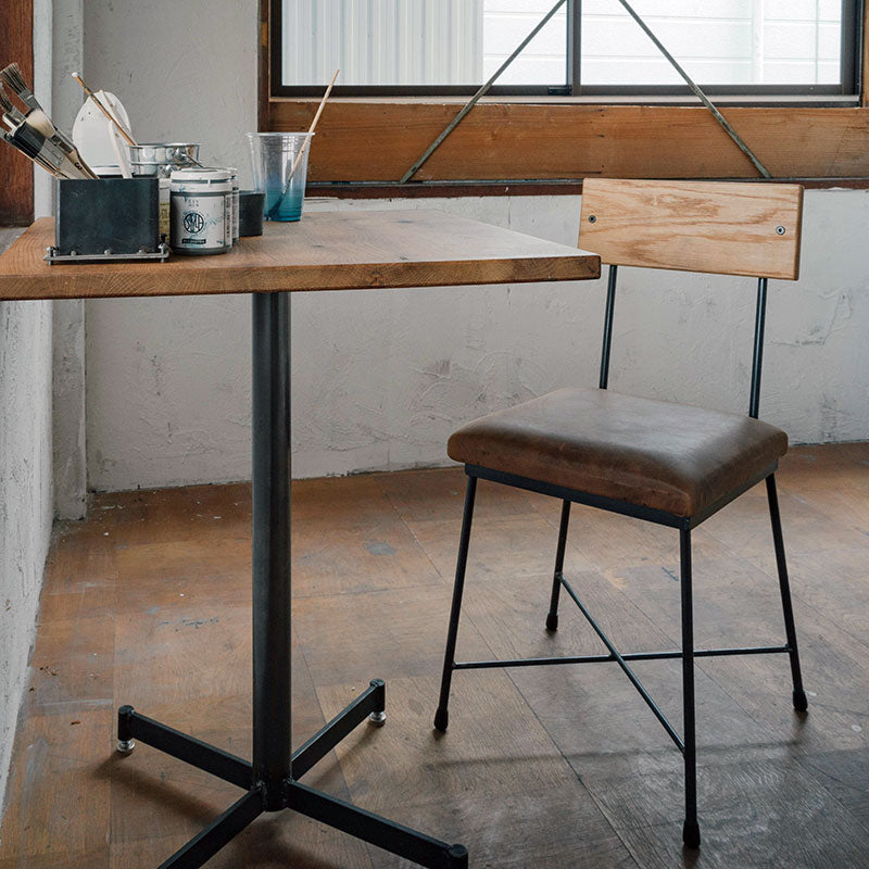 天板に重厚感のあるオーク材を使用したカフェテーブル 1〜2人用