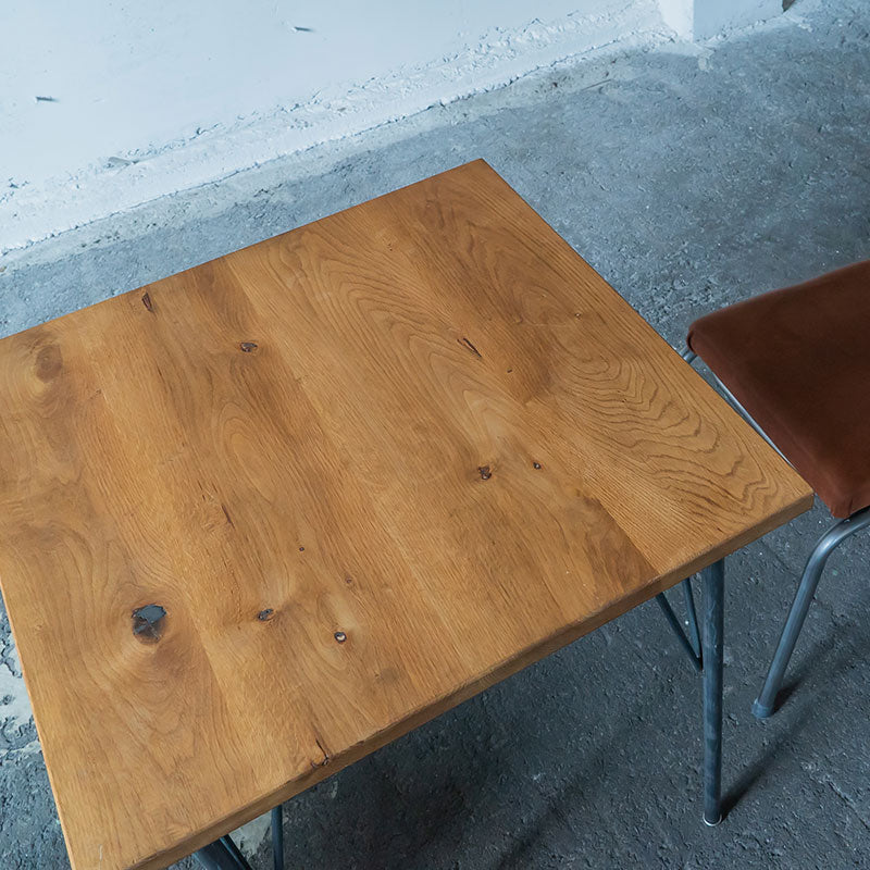 天板にオーク材を使用した4本脚のカフェ・ダイニングテーブル 1〜2人用