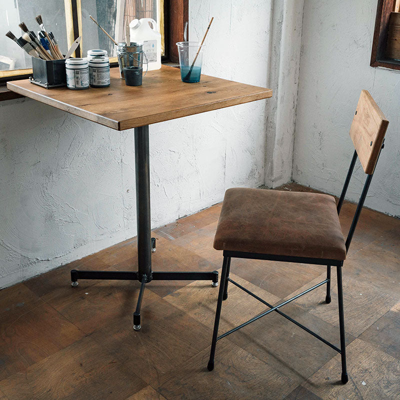 天板に重厚感のあるオーク材を使用したカフェテーブル 1〜2人用