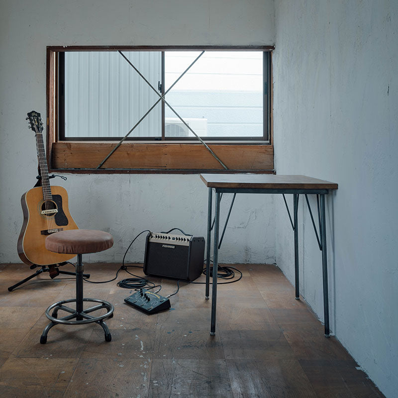 天板にオーク材を使用した4本脚のカフェ・ダイニングテーブル 1〜2人用