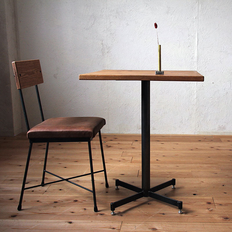 天板に重厚感のあるオーク材を使用したカフェテーブル 1〜2人用