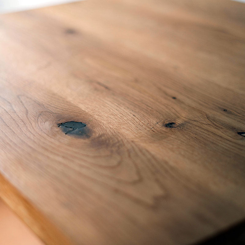 天板にオーク材を使用した4本脚のカフェ・ダイニングテーブル 1〜2人用