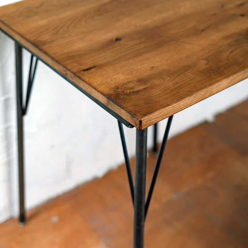 天板にオーク材を使用した4本脚のカフェ・ダイニングテーブル 1〜2人用