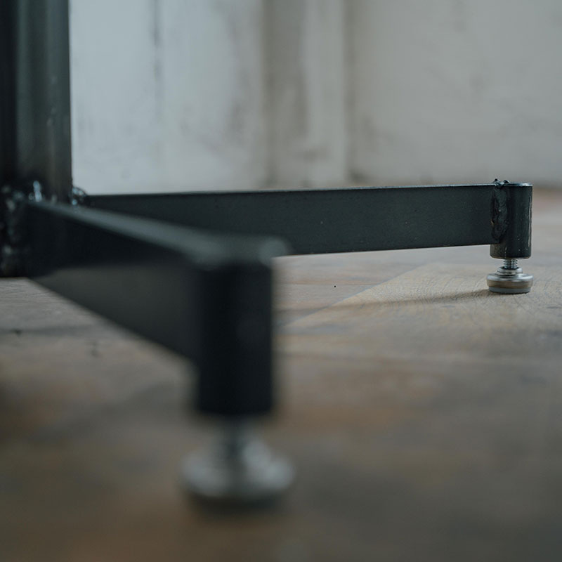 天板に重厚感のあるオーク材を使用したカフェテーブル 1〜2人用