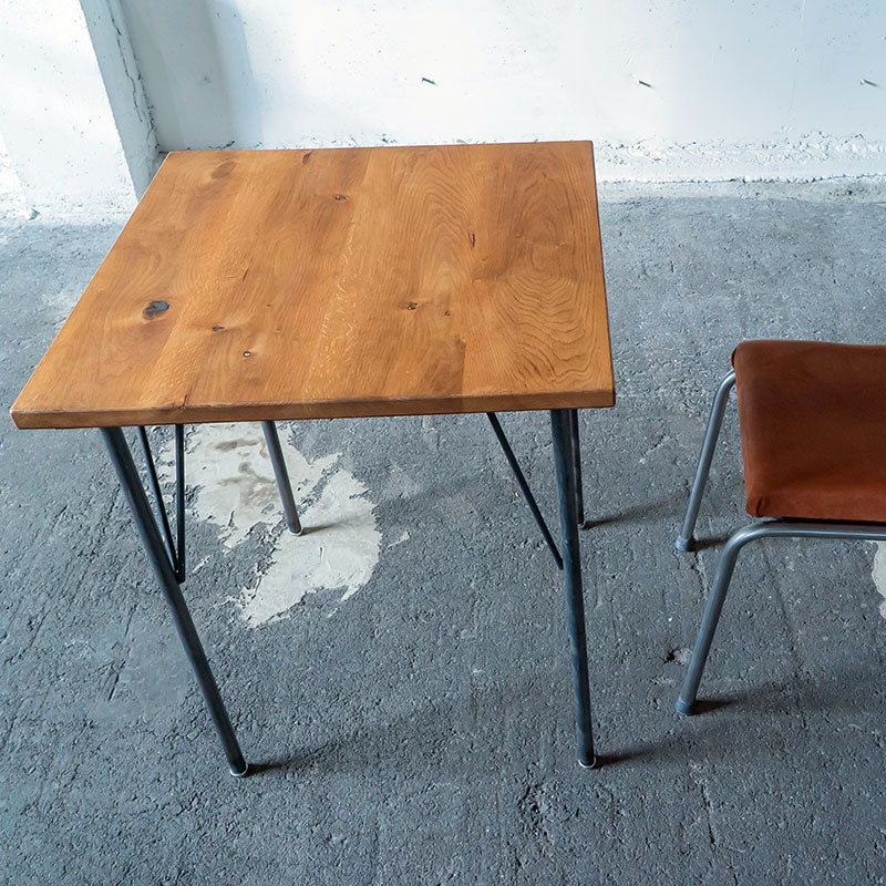 天板にオーク材を使用した4本脚のカフェ・ダイニングテーブル 1〜2人用