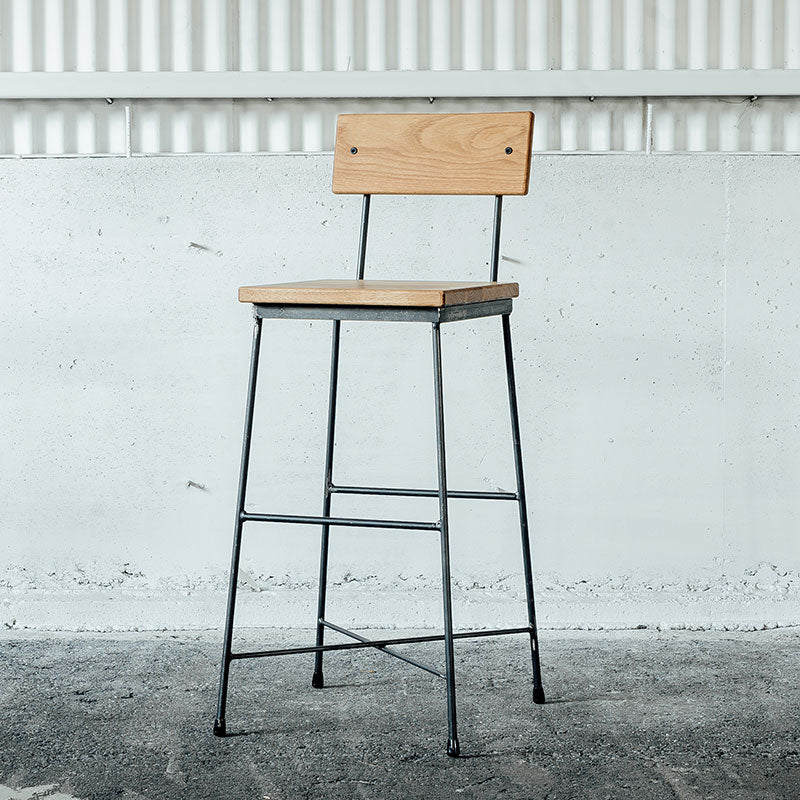 カウンターの高さに合わせた背もたれ付きのカウンターチェア