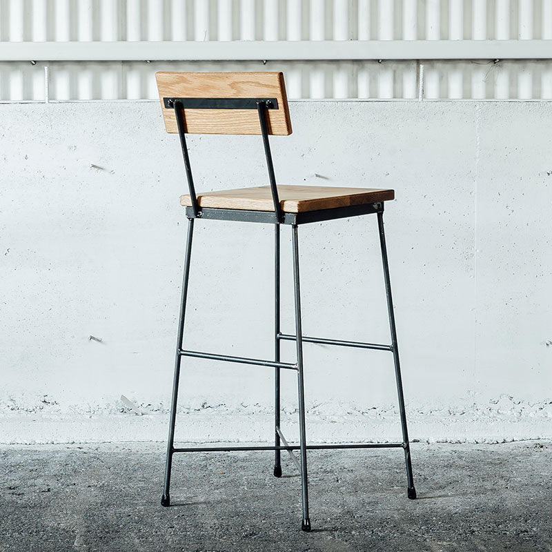 カウンターの高さに合わせた背もたれ付きのカウンターチェア