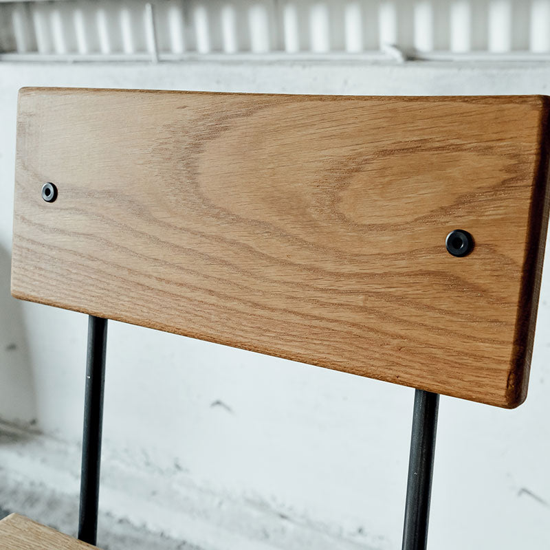 カウンターの高さに合わせた背もたれ付きのカウンターチェア