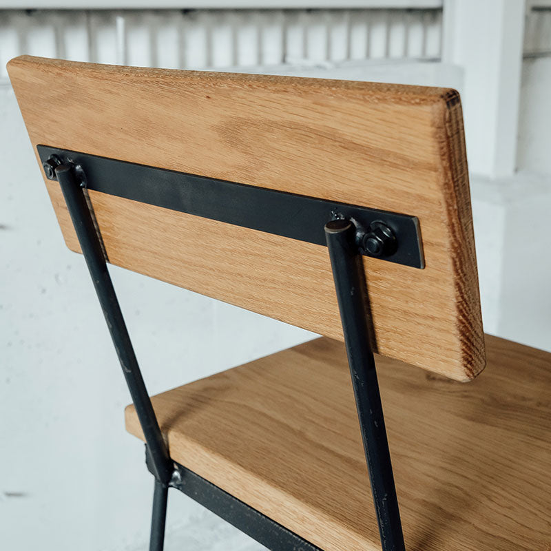 カウンターの高さに合わせた背もたれ付きのカウンターチェア