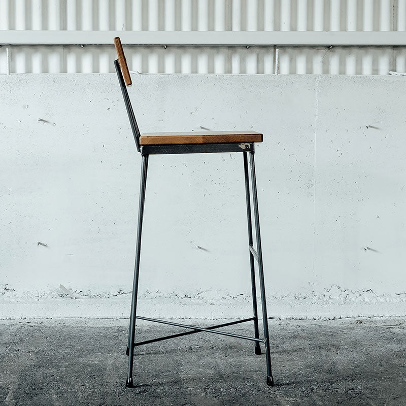 カウンターの高さに合わせた背もたれ付きのカウンターチェア